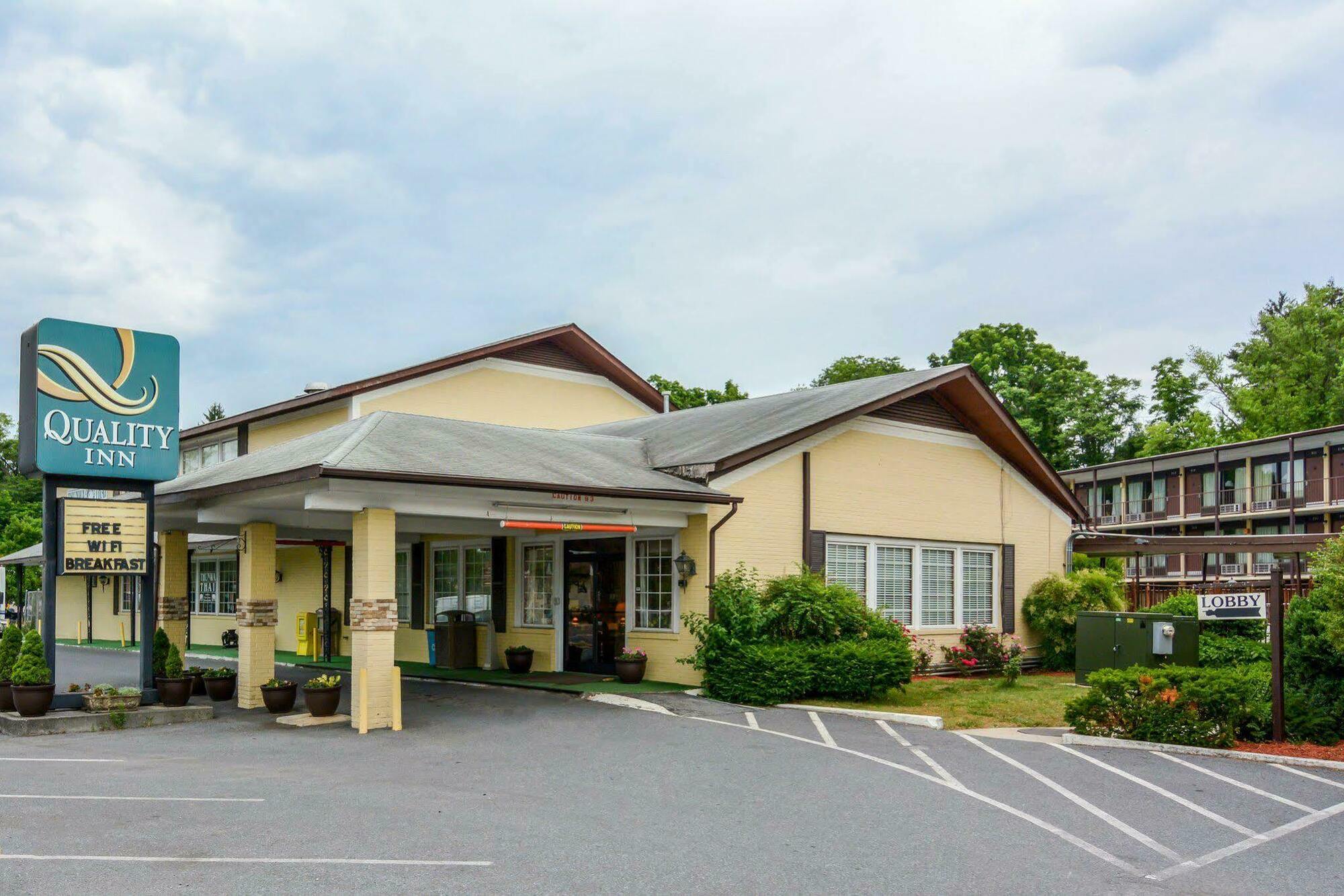 Отель Baymont By Wyndham Front Royal Near Shenandoah National Park Экстерьер фото